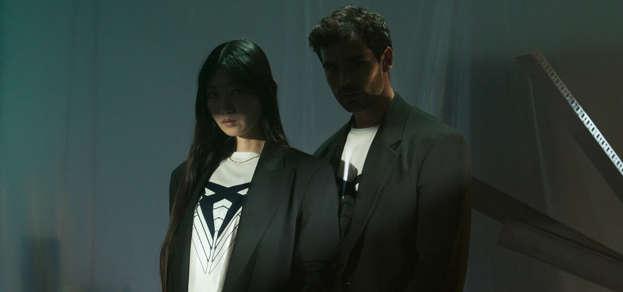 Frau und Mann tragen CUPRA Shirts