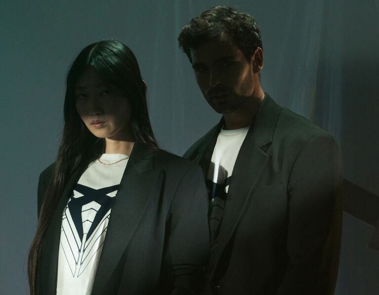 Frau und Mann tragen CUPRA Shirts