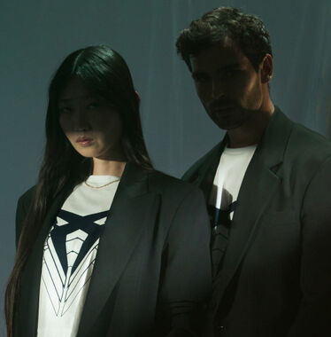 Frau und Mann tragen CUPRA Shirts