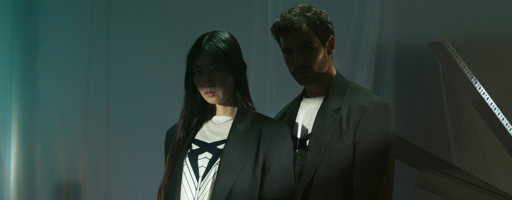 Frau und Mann tragen CUPRA Shirts